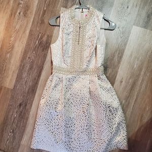 Lilly pulitzer franci dress size 00. Beautiful gold Metallic color.